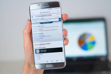 Abd Kongresi'nin web sitesi telefon ekranında.