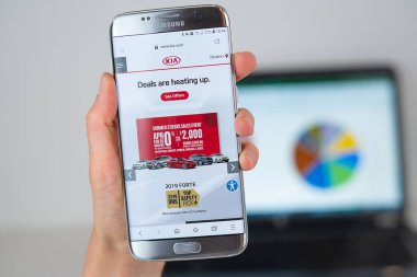 Telefon ekranında Kia şirketin Web sitesi.