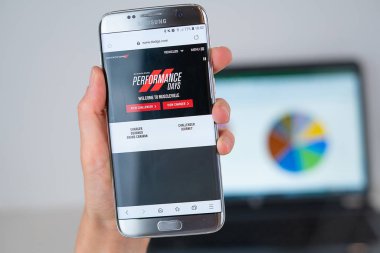 Telefon ekranında Dodge şirketin Web sitesi.