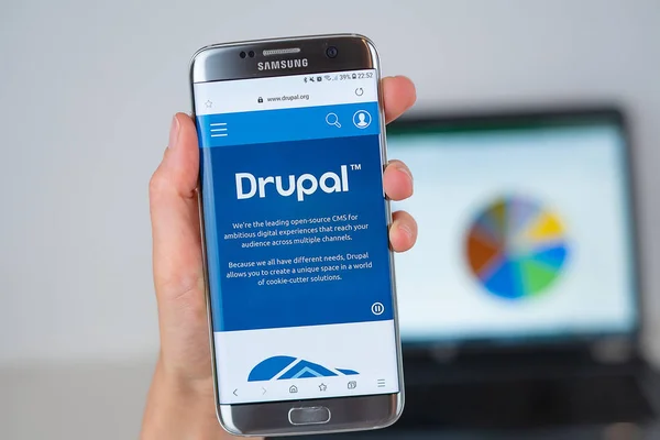 Drupal 公司在电话屏幕上的网站. — 图库照片