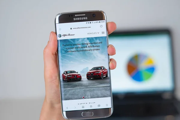 Telefon ekranında Alfa Romeo şirketin web sitesi. — Stok fotoğraf