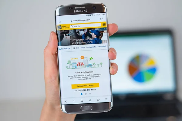 Telefon ekranında Yellowpages şirketin web sitesi. — Stok fotoğraf