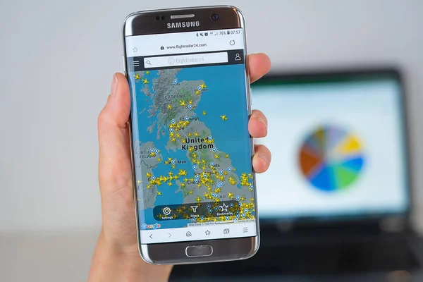 Telefon ekranında Flightradar24 şirketin web sitesi. — Stok fotoğraf