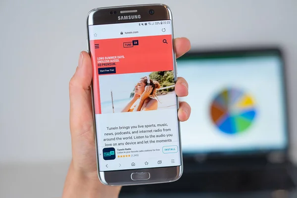 Sitio web de TuneIn empresa en la pantalla del teléfono . — Foto de Stock
