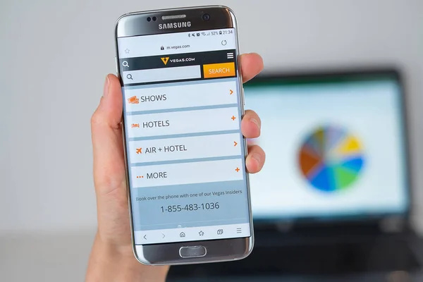 Telefon ekranında Vegas şirketin web sitesi. — Stok fotoğraf