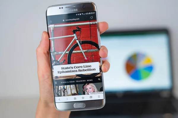 Sitio web de la empresa de ciclismo en la pantalla del teléfono . — Foto de Stock