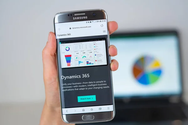 Honlapján Dynamics 365 cég a telefon képernyőjén. Stock Fotó