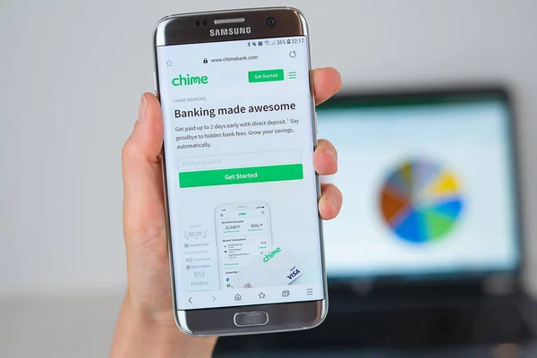 Honlapján Chime Bank a telefon képernyőjén. Stock Kép