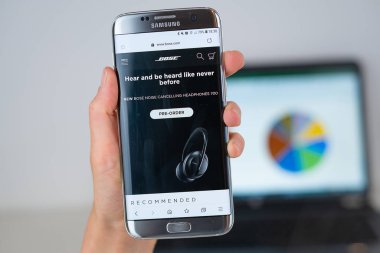 Telefon ekranında Bose şirketin web sitesi.