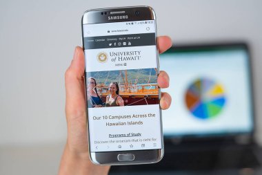 Telefon ekranında Hawaii Üniversitesi Web sitesi.