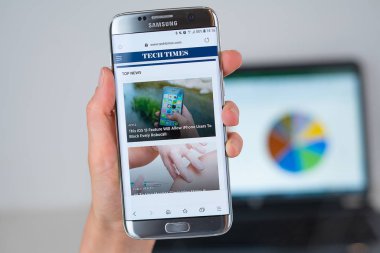 Telefon ekranında Tech Times şirketinin Web sitesi.