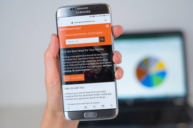 Telefon ekranında Daire bulucu şirket Web sitesi.