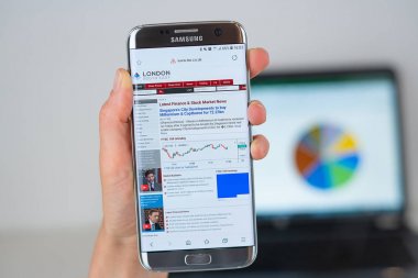 Londra Menkul Kıymetler Borsası web sitesi telefon ekranında.