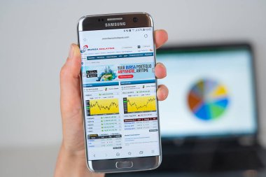 Bursa Malezya web sitesi telefon ekranında.