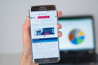 Telefon ekranında Avustralya Menkul Kıymetler Borsası Web sitesi.