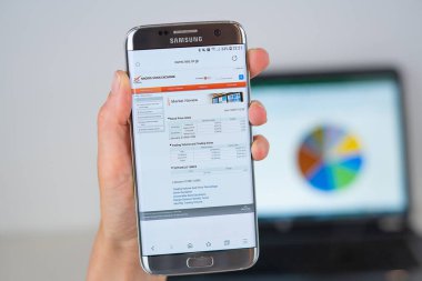 Telefon ekranında Nagoya Menkul Kıymetler Borsası şirketinin Web sitesi.