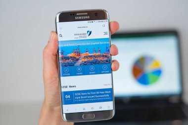 Telefon ekranında Shenzhen Menkul Kıymetler Borsası Web sitesi.
