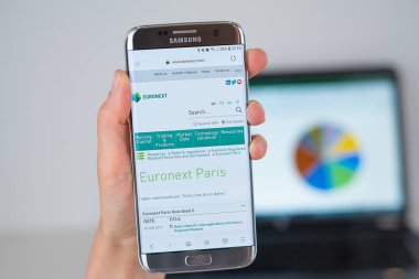 Euronext Paris şirketinin web sitesi telefon ekranında.