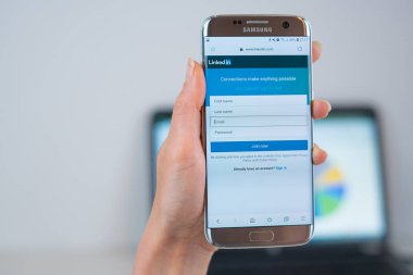 Cep telefonundan açılan web sitesinde bağlantılı 