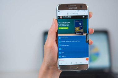 Cambridge Üniversitesi web sitesi cep telefonuyla açıldı 