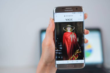 Vogue web sitesi cep telefonuaçıldı 