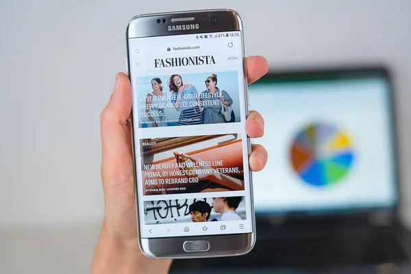 Sitio web de la empresa Fashionista en la pantalla del teléfono . — Foto de Stock