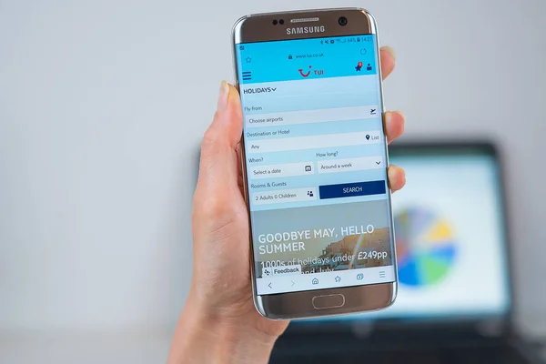 Tui web sitesi cep telefonuaçıldı — Stok fotoğraf