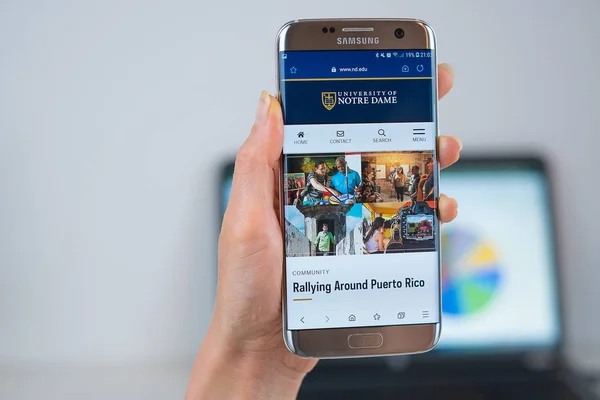 Notre Dame üniversitesi web sitesi cep telefonundan açıldı — Stok fotoğraf