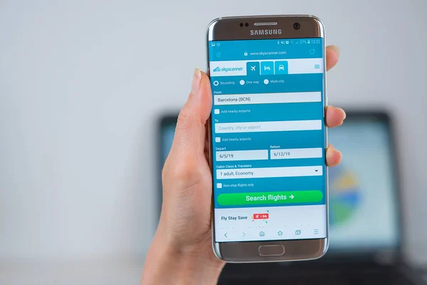 Skyscanner web sitesi cep telefonuaçıldı — Stok fotoğraf