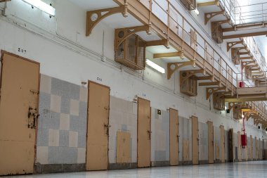 hapishane hücre kapıları satır