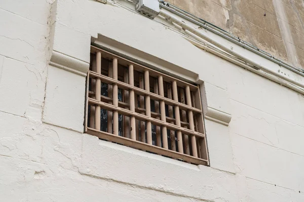 Ventana de la celda de la prisión con barras, primer plano —  Fotos de Stock