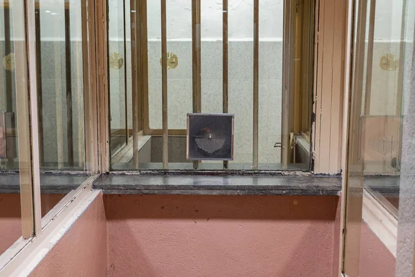 A börtönben lévő egyeztetési ablak — Stock Fotó