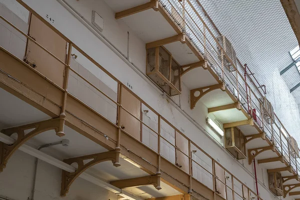 Corredor en la prisión con balcón con puertas de celda . —  Fotos de Stock