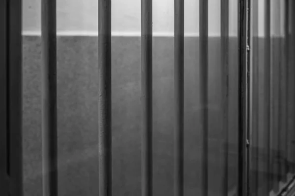 Ventana con rejas en el pasillo de la prisión, blanco y negro . — Foto de Stock