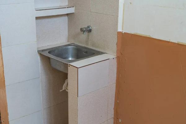 Bir hapishane hücresinde lavabo yıkama — Stok fotoğraf