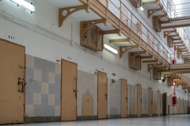 koridorda hapishane hücrelerinin kapıları