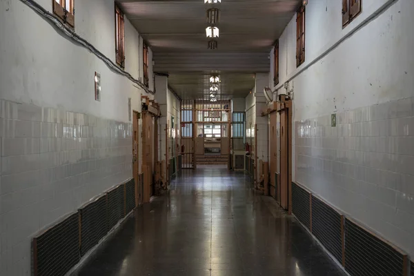 Chodba věznice s kontrolním stanovištěm na konci — Stock fotografie