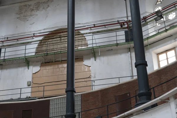 A börtönben lévő balkon a foglyok megfigyelésére — Stock Fotó
