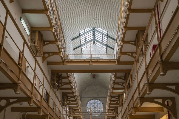 hapishane koridoru, alt görünüm.