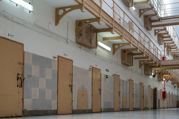 koridorda hapishane hücrelerinin kapıları