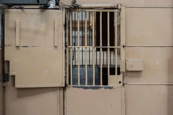 Fém ajtó a börtönben egy nagy zárral és vastag rúd Stock Kép