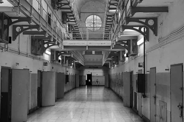 Тюремный коридор с дверьми тюремных камер . Лицензионные Стоковые Фото