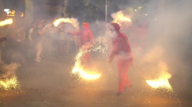 gece bir şehir sokakta yangın alayı, yavaş hareket, blured.