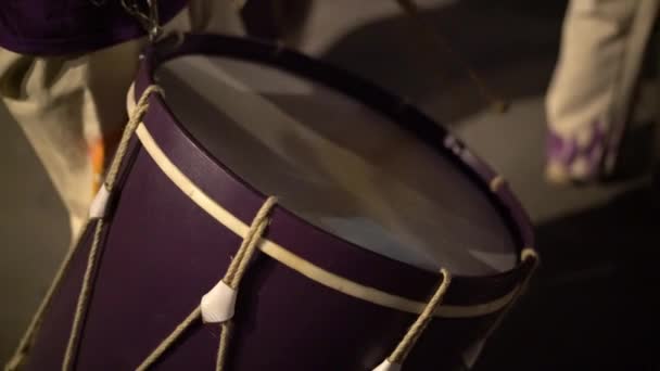 Los bateristas marchan durante la noche del festival. tambor, primer plano, clomo — Vídeos de Stock