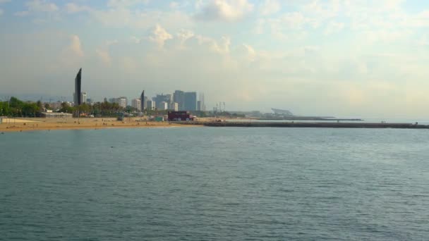 Panoramisch uitzicht op de kust van Barcelona in de vroege ochtend. City Beach — Stockvideo