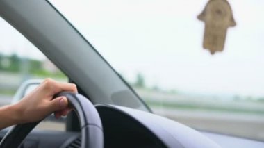Gösterge paneli ve ön cam arka plan karşı karayolu üzerinde sürüş sırasında direksiyon üzerinde Sürücü eli