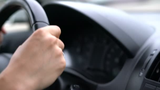 Chauffeurs handen tijdens het rijden op een snelweg close-up. — Stockvideo