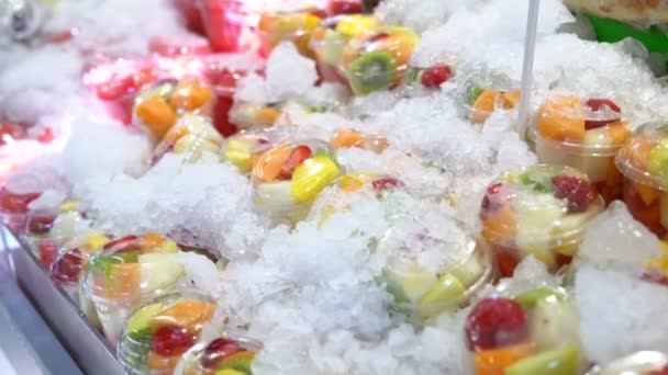 Frutta fresca.Fette di frutta fresca vista dall'alto su ghiaccio — Video Stock