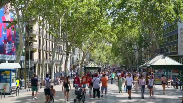 Orang-orang di jalanan La Rambla di Barcelona, jalan paling populer di Barcelona — Stok Video