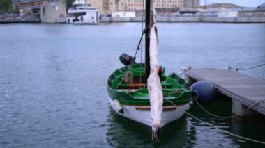 Yansımaları ile rıhtımda bağlı ahşap yelkenli Closeup